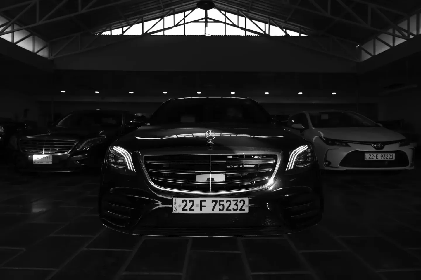 Fahrzeuge in einem Showroom